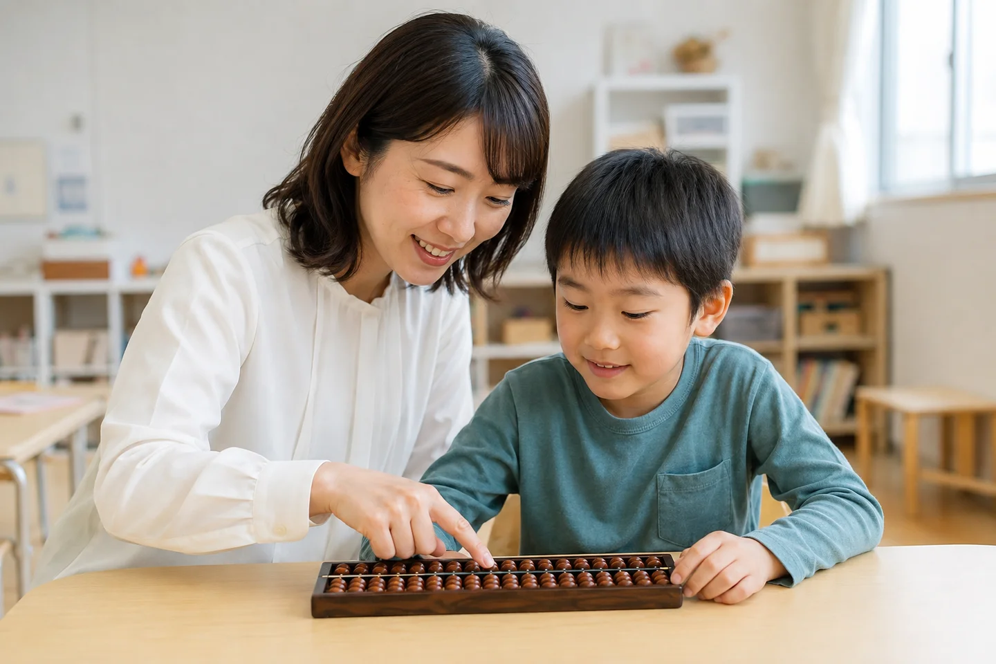 そろばんに取り組む子どもを、隣に座った大人が見守っている場面